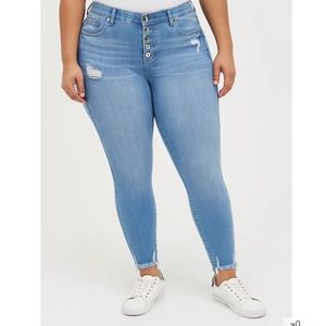 ✨TORRID BOMBSHELL SKINNY JEAN - PREMIUM STRETCH ECO MEDIUM WASH- Size 18✨